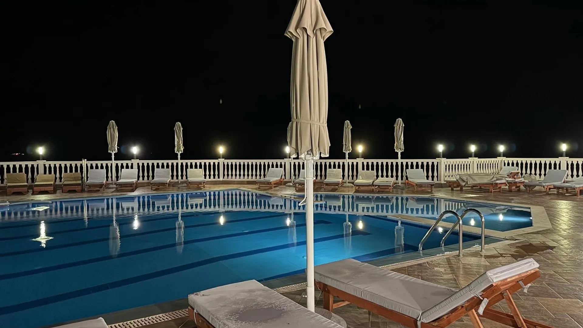Nuna Hotel & Apartments Radhimë