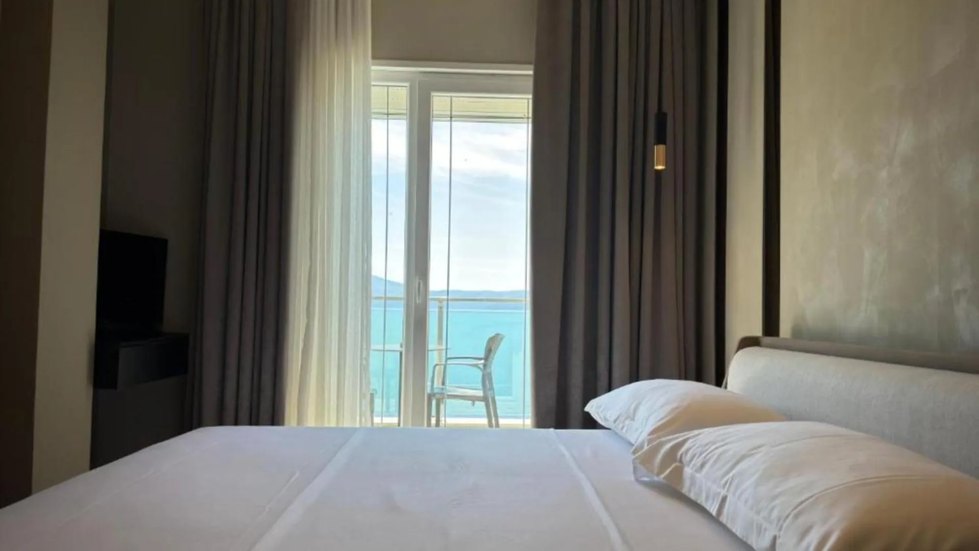Nuna Hotel & Apartments Vlore 4*,