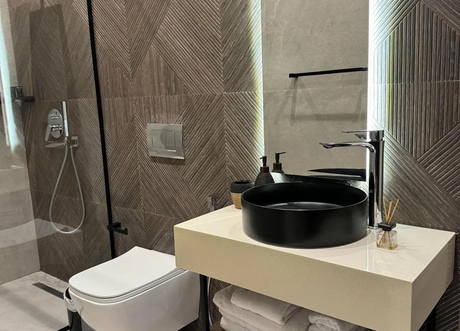 Nuna Hotel & Apartments Radhimë