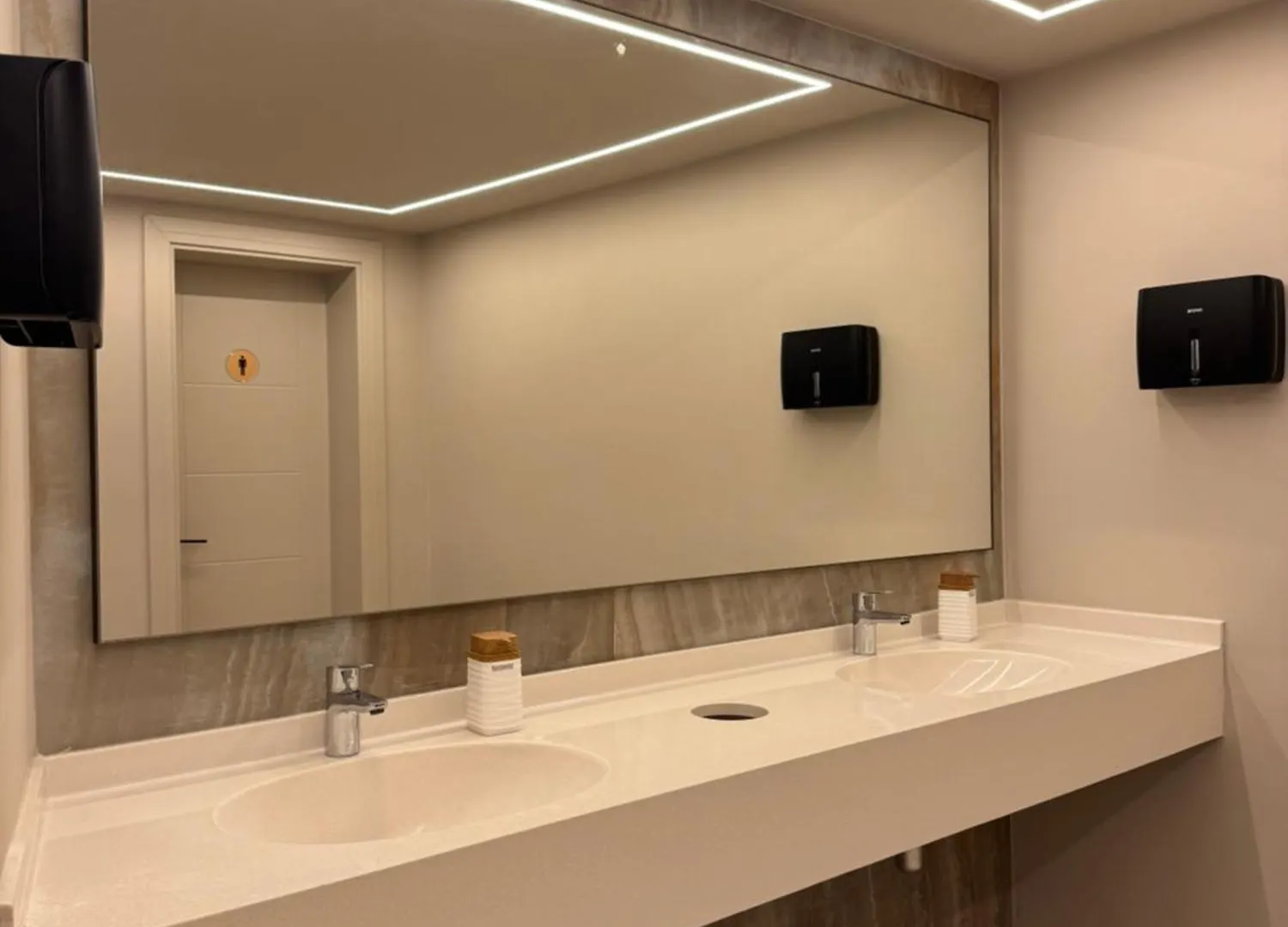 Nuna Hotel & Apartments Vlore 4*,