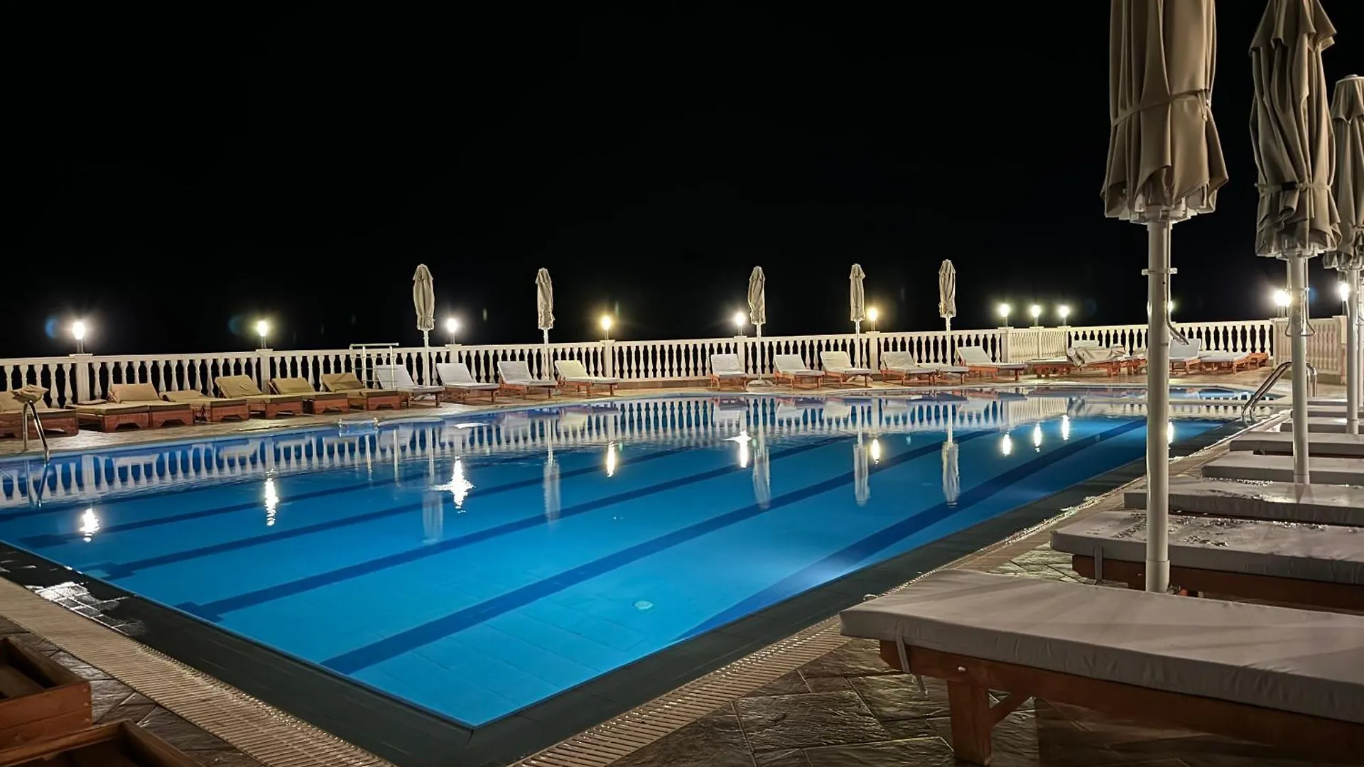 Nuna Hotel & Apartments Radhimë
