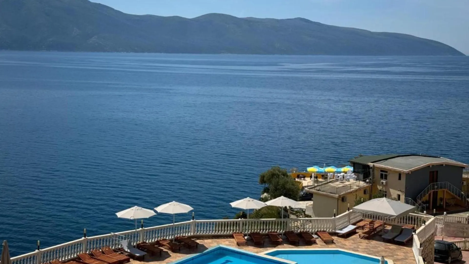 Nuna Hotel & Apartments Radhimë